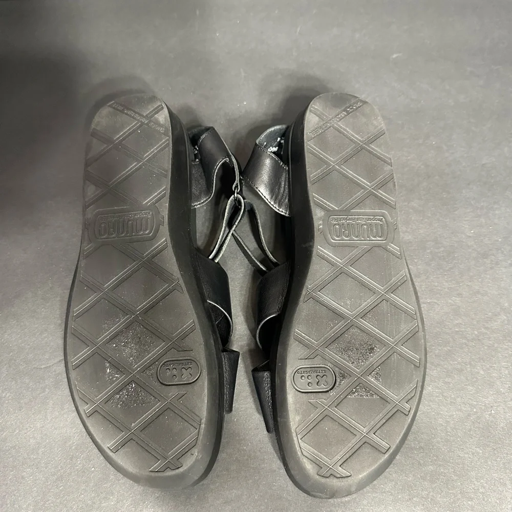 Munro Black Leather Sandals size 9.5 pre owned Exellent condition.